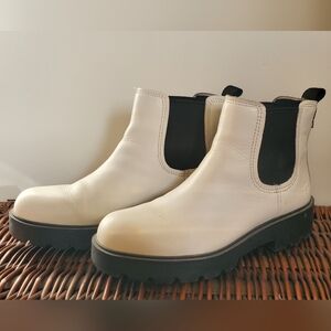 UGG Chelsea Boots - white - Size 10